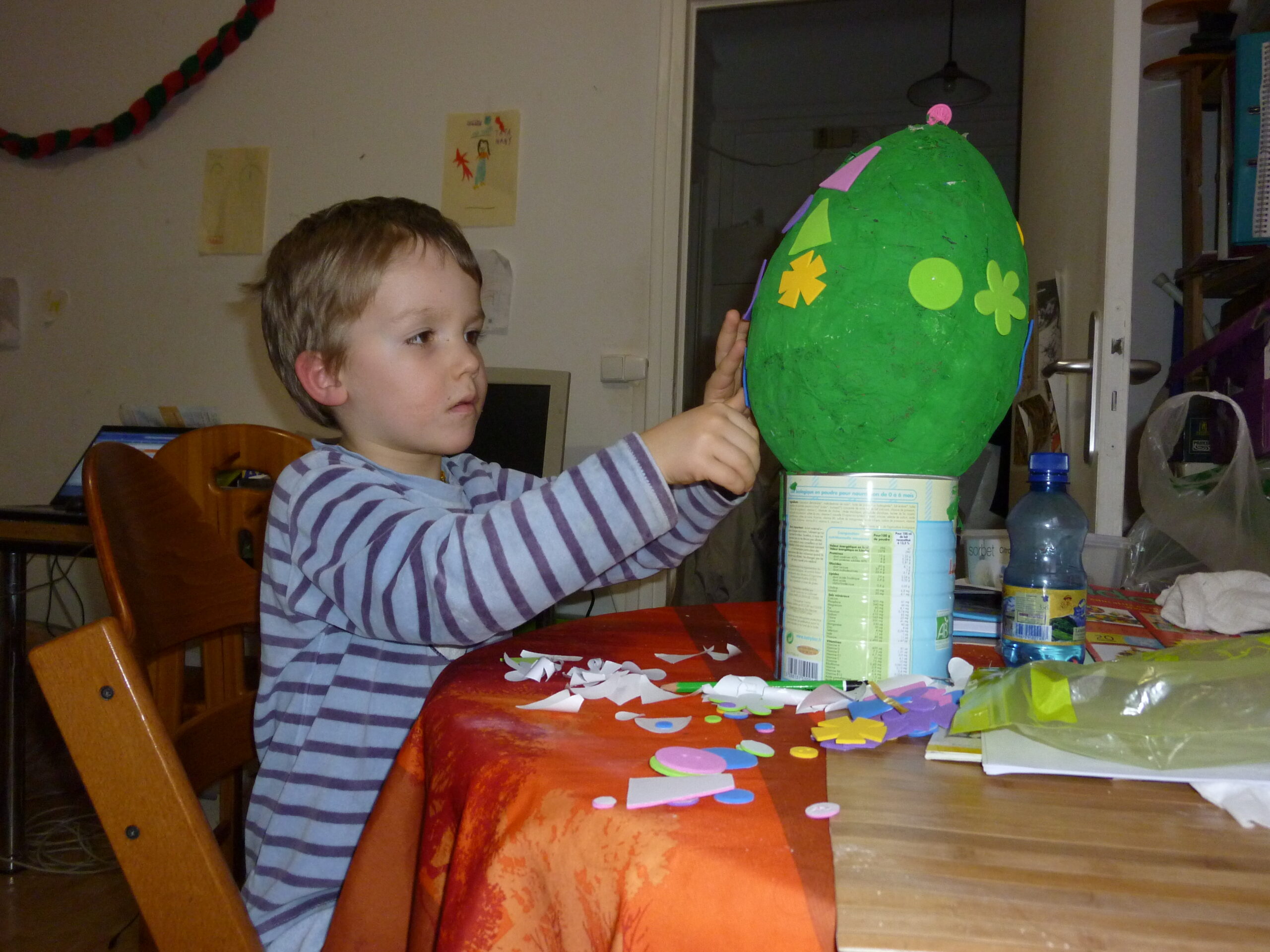 Fabrication de l'œuf de Pâques géant en vert