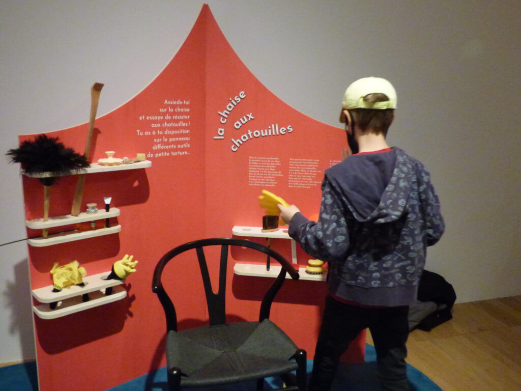 Expo Rire Musée Homme, La chaise aux chatouilles