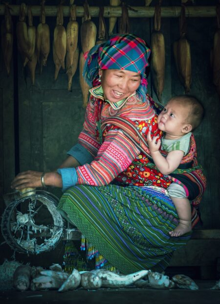 Femme vietnamienne travaillant avec un enfant dans le dos