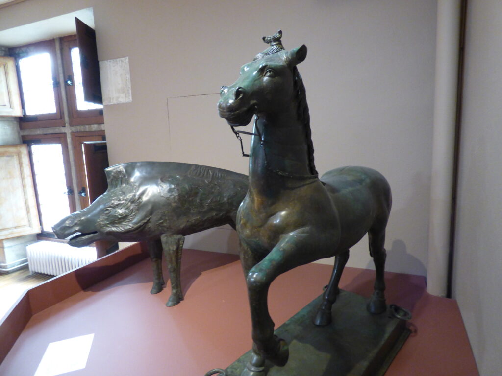 Orléans, Musée d'histoire et d'archéologie, une vitrine