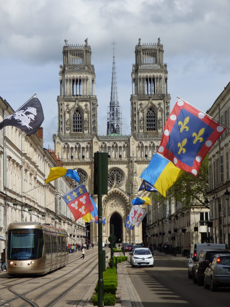 Orléans, cathédrale et drapeaux