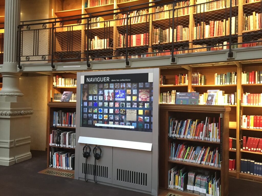 Bibliothèque Nationale de France, site de Richelieu, salle Ovale, écran pour naviguer dans les collections