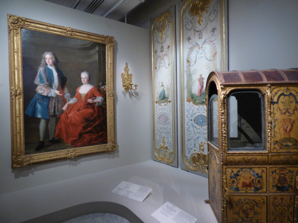 Exposition La Régence à Paris au musée Carnavalet, chaise à porteur et tableau