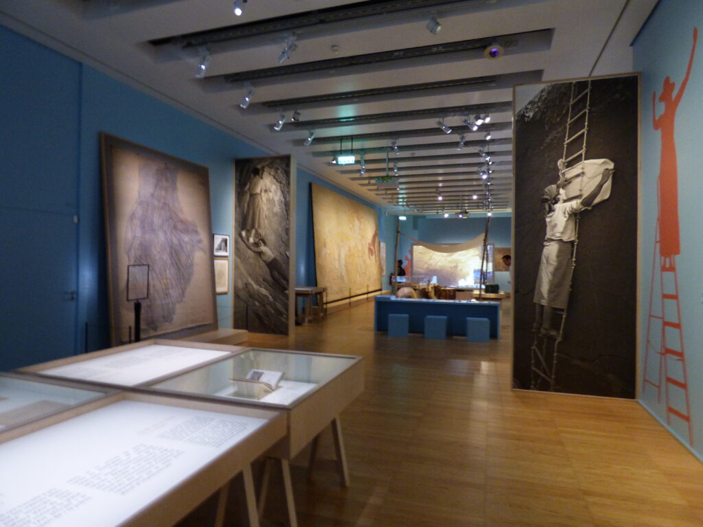 Exposition Préhistomania, au musée de l'Homme, vue d'une salle
